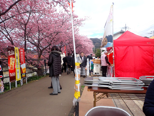 歩道に並ぶ出店