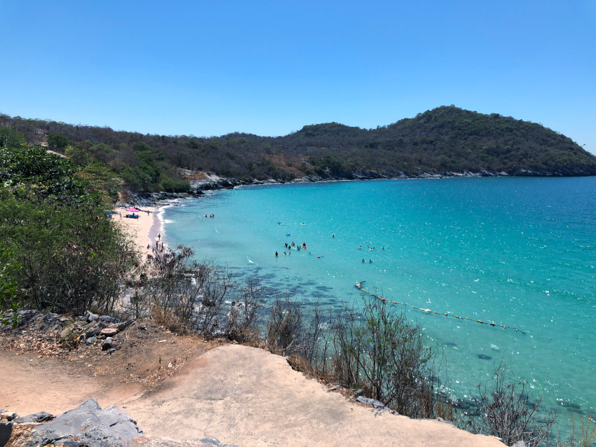 白いビーチと青い海が楽しめるタンパンビーチ（Tham Phang Beach）